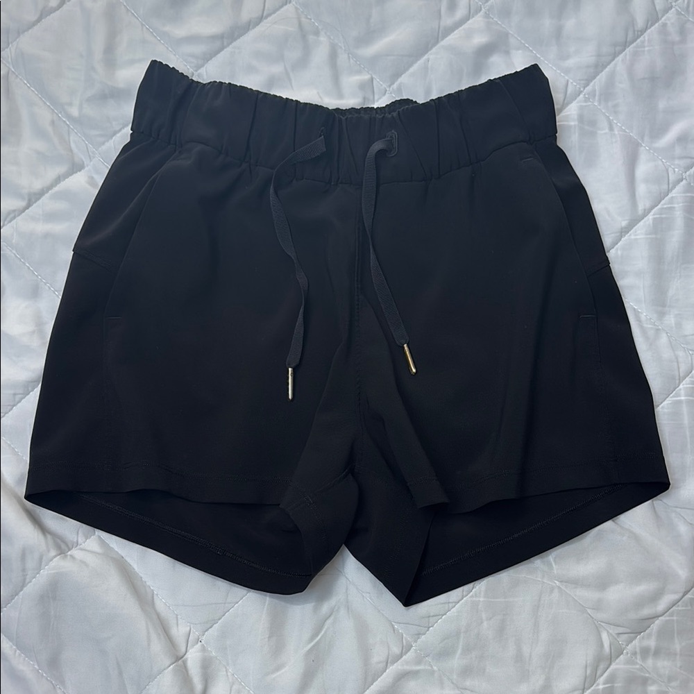Lululemon Lululemon On The Fly Short Woven 2.5" Black, size 2